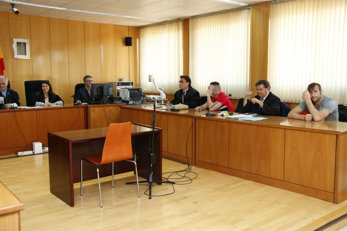 Els dos joves acusats d'un intent de segrest d'una nena a Sant Carles de la Ràpita, asseguts al banc dels acusats a l'Audiència de Tarragona. 