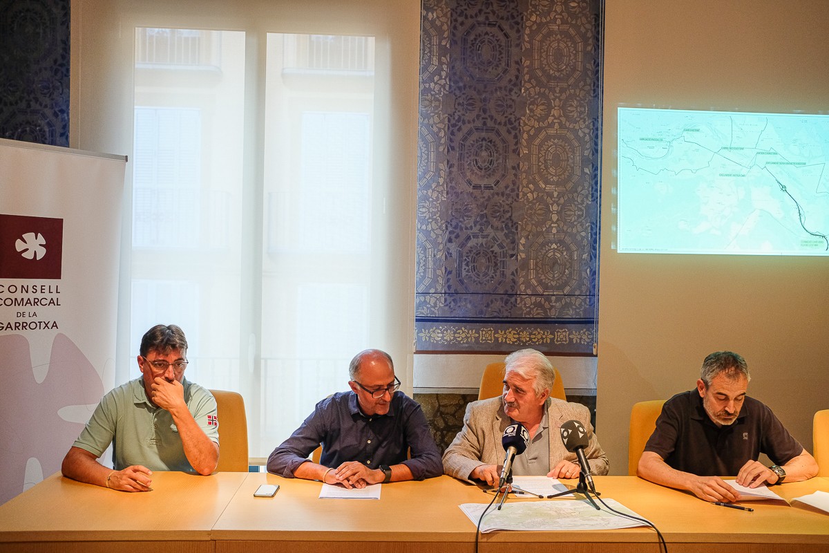 Joan Espona acompanyat d'Angel Planas, Albert Gómez i Sergi Martí durant la presentació.