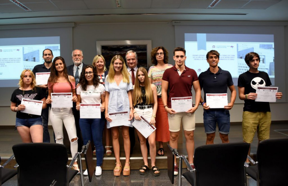 Foto de família amb tots els estudiants que han presentat treball als Premis Gerard Vergés del campus ebrenc