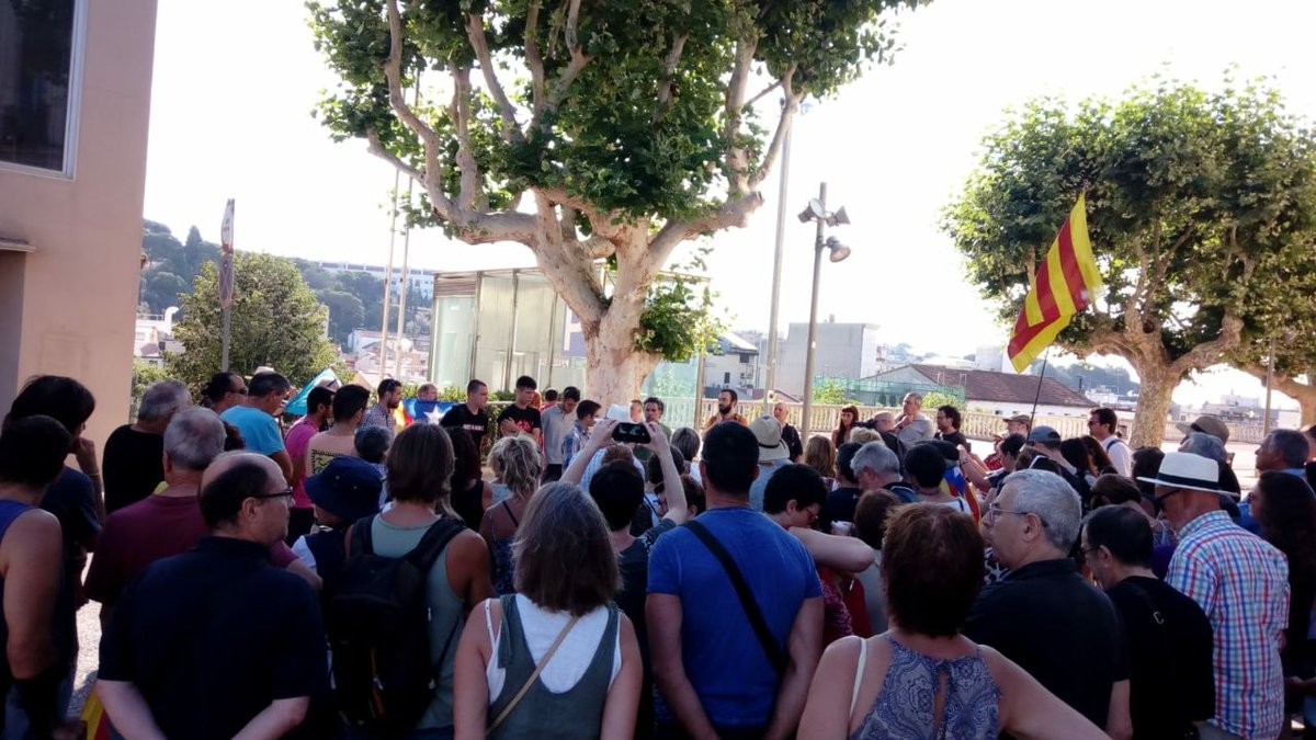 Concentració als jutjats d'Arenys de Mar per donar suport als quatre independentistes encausats