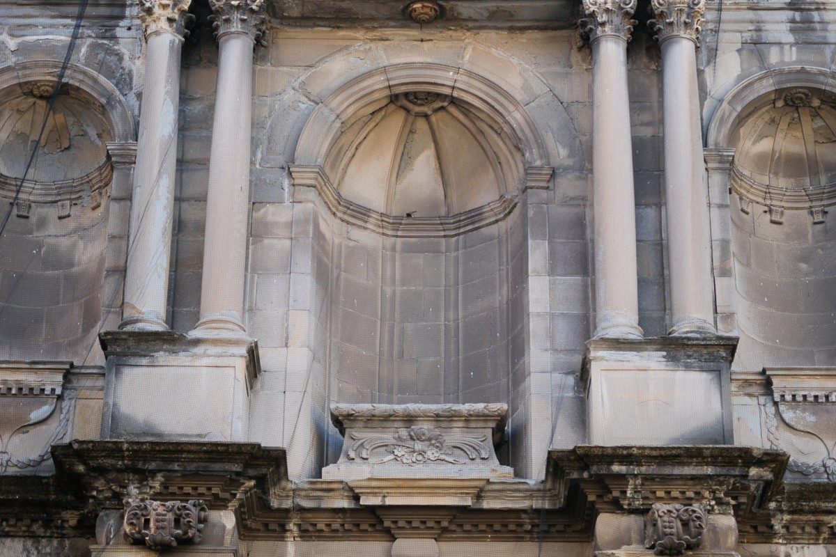 Detall de la façana de l'església de Sant Esteve d'Olot.