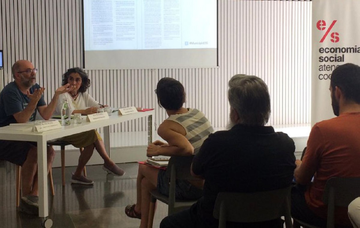Xavier Rubio i Betlem Parés presentant la Xarxa de Municipis per l'Economia Social i Solidària