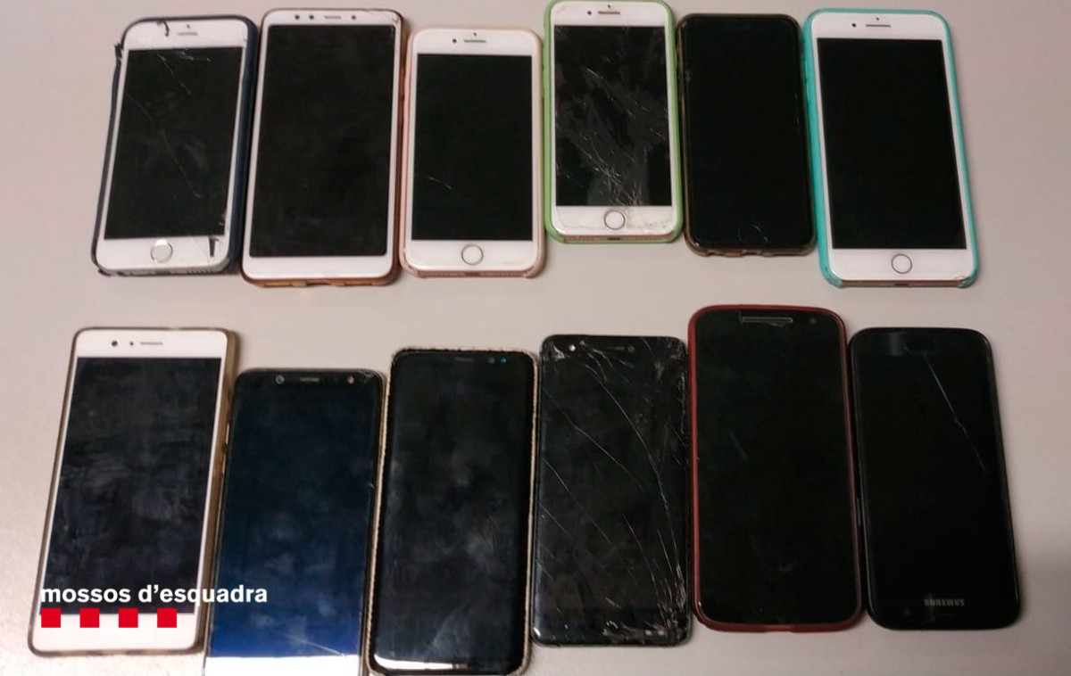 Els mòbils recuperats pels Mossos que havien estat sostrets en una discoteca de Salou.
