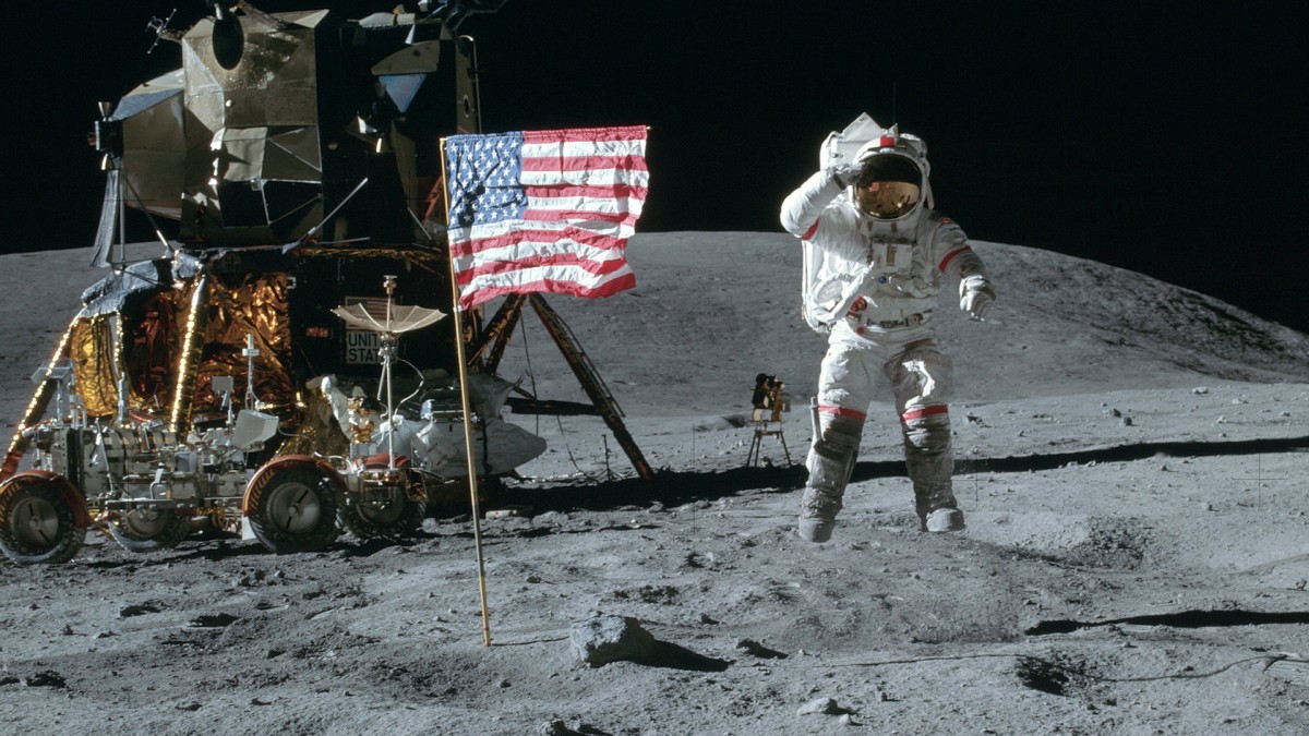 Buzz Aldrin saltant sobre la superfície lunar
