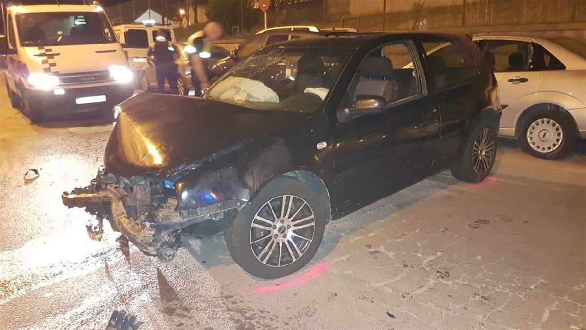 El cotxe accidentat després d'impactar contra sis vehicles més