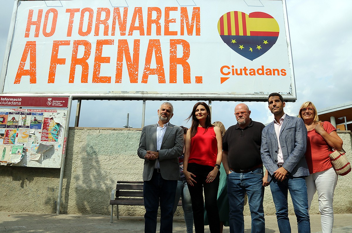 Lorena Roldán, Nacho Martín Blanco i Carlos Carrizosa davant un dels cartells del partit a Sant Feliu de Llobregat.