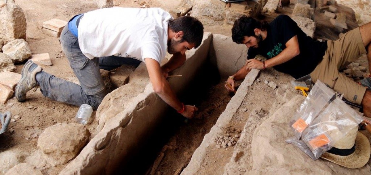 Dos arqueòlegs treballant a l'excavació