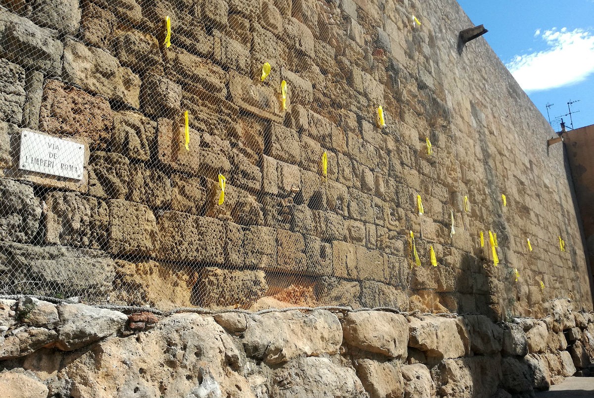 L'Ajuntament treu els llaços grocs que hi ha penjats a la muralla de Tarragona. 