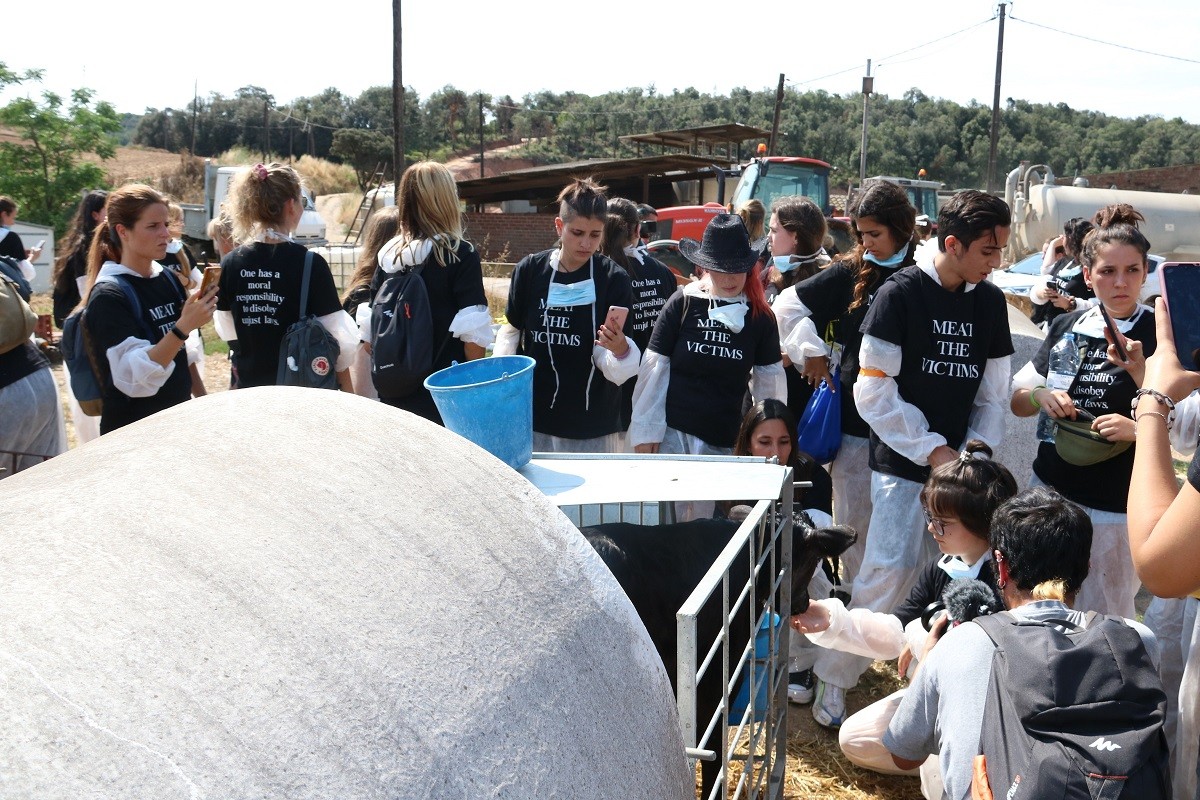 Activistes en una la granja catalana