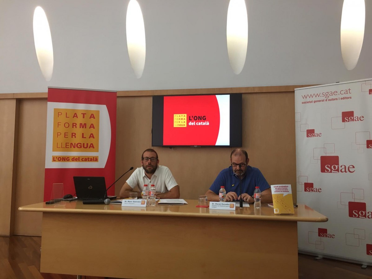 Marc Guevara i Òscar Escuder en la presentació de l'estudi sociolingüístic als patis d'escoles i instituts de zones urbanes de Catalunya