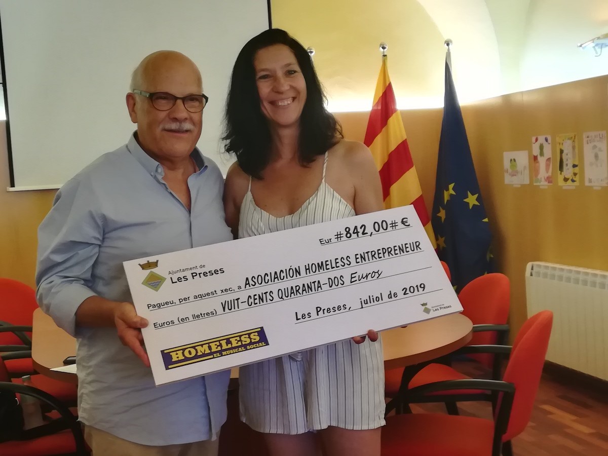 Pere Vila lliura el xec solidari a Crisitina Cervantes (Homeless Entrepreneurs).
