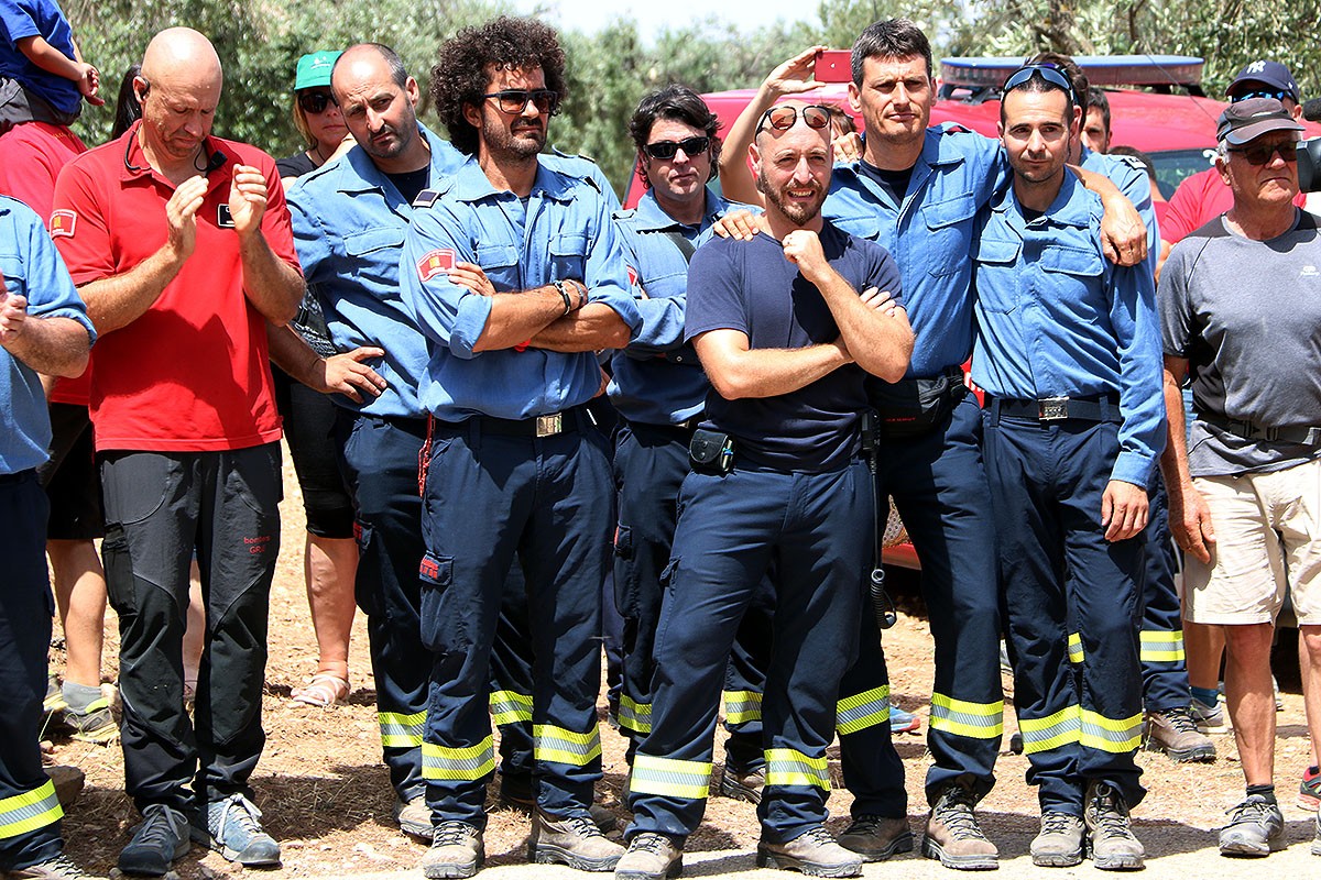 Un grup de bombers, companys dels GRAF Lleida morts