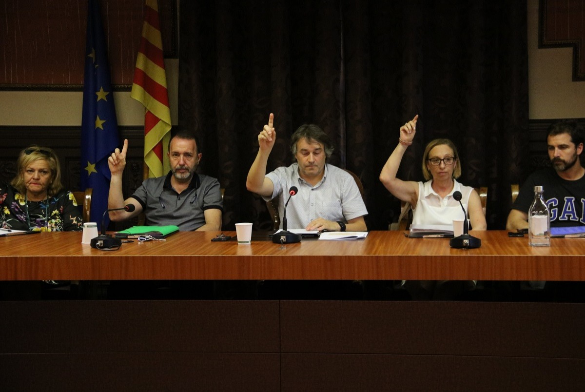 Part dels membres de l'equip de govern de Ripoll votant la moció aquest 22 de juliol
