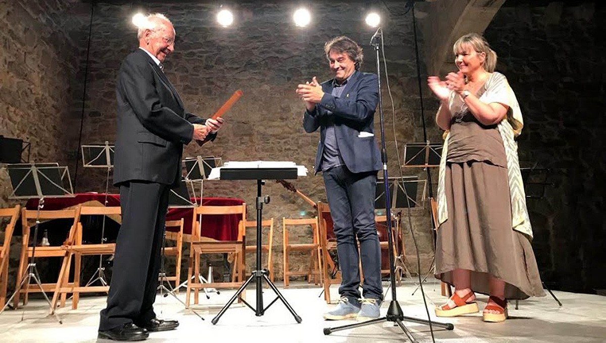 L'alcalde de Ripoll i la regidora de Cultura entregant la distinció a Joan Amils