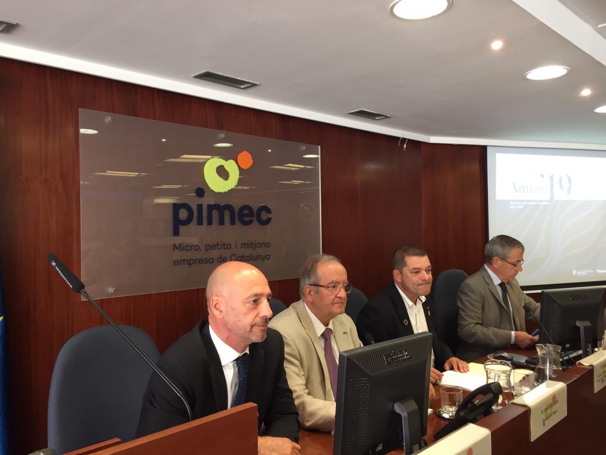 Josep González, president de la Pimec, segon per l'esquerra, amb Joaquim Ferrer, secretari d'Empresa i Competitivitat de la Generalitat a la seva dreta, i els autors de l'Anuari.