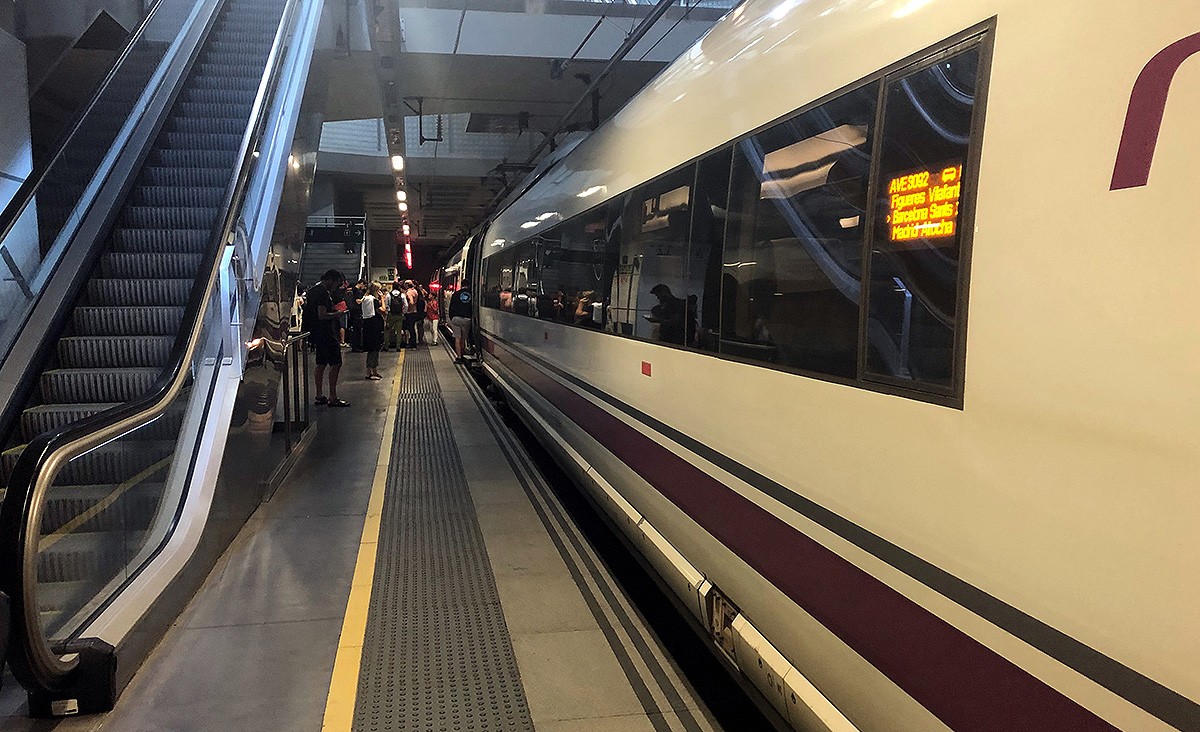 Un tren AVE aturat a l'estació de Girona.