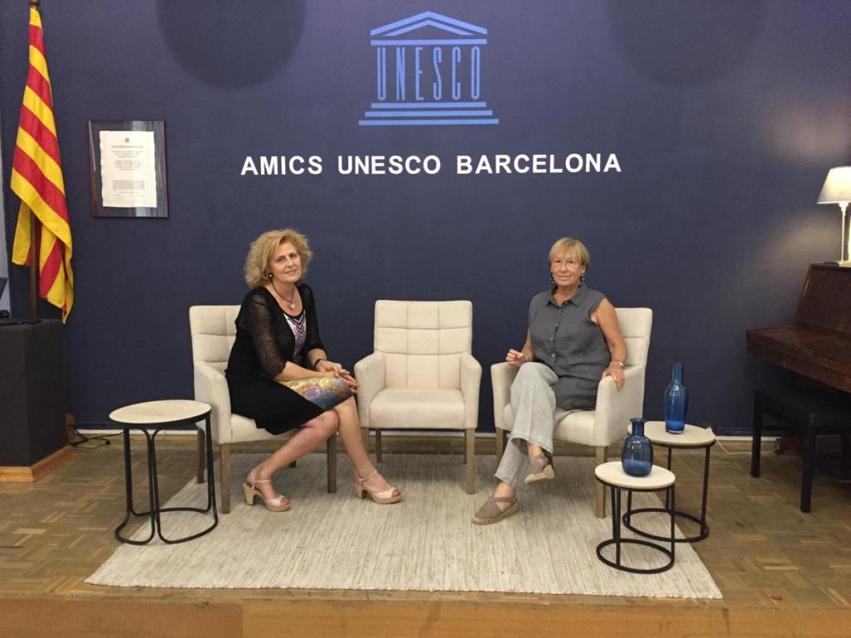 La directora general de la Fundació Víctor Grífols, Núria Terribas, i la presidenta d'Amics de la Unesco de Barcelona, Rosa Maria Pujol, aquest divendres. 