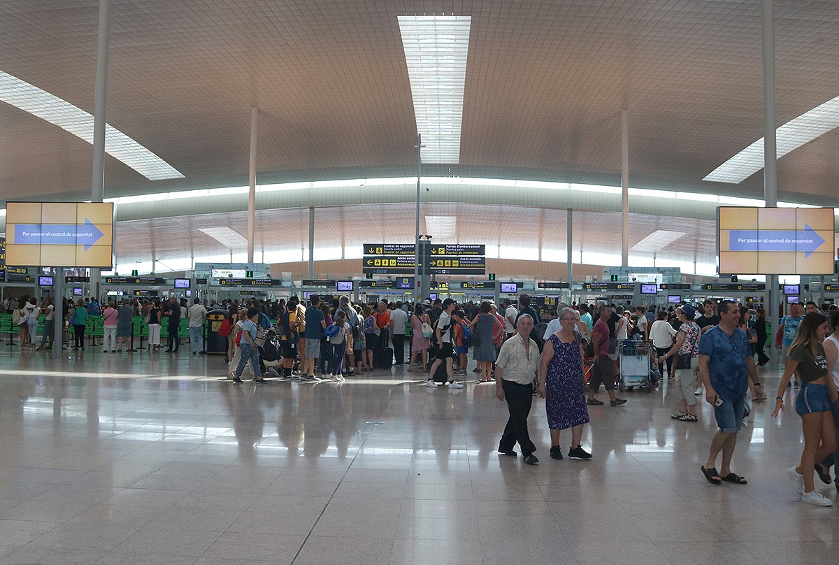 Un dels controls de seguretat de sortida de l'aeroport del Prat