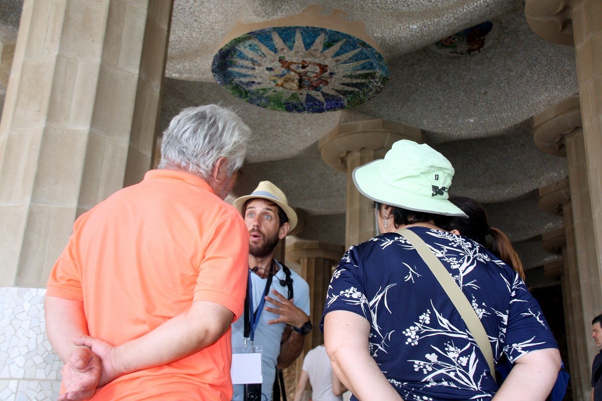 Un guia turístic donant explicacions al Parc Güell