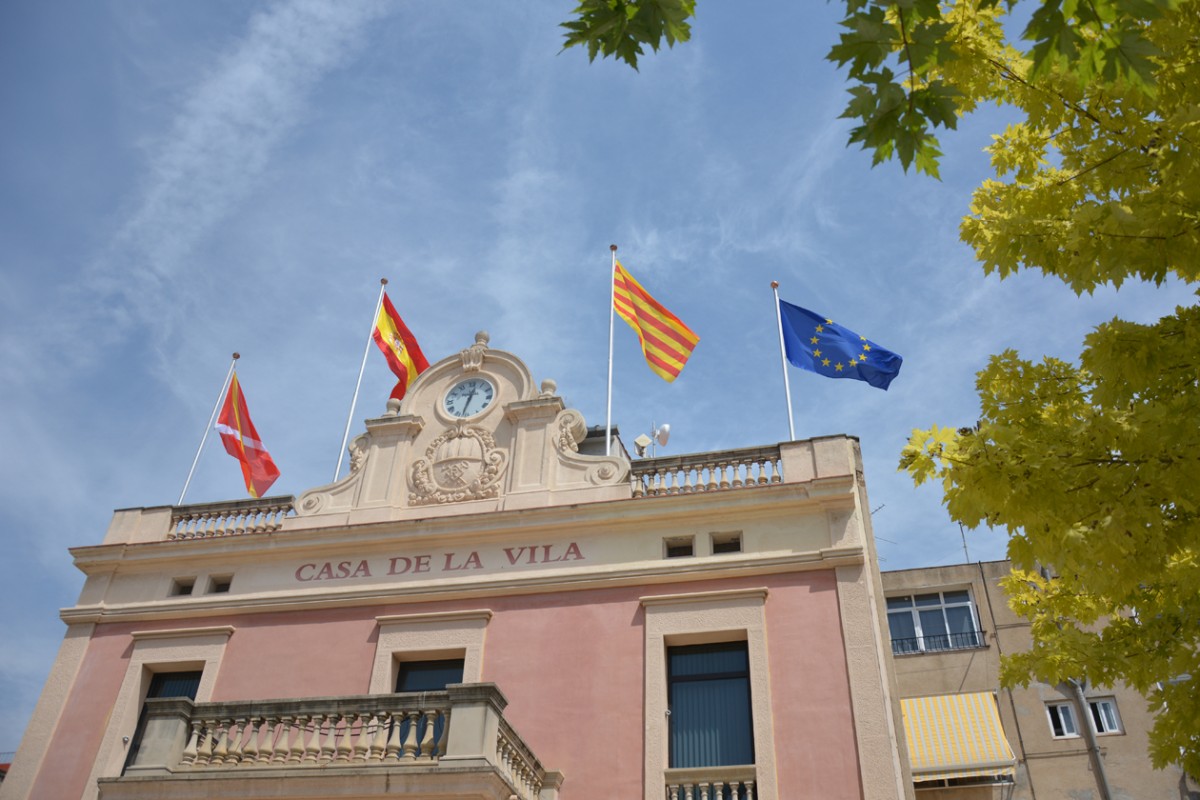 La bandera de la Unió Europea ja acompanya la resta de símbols