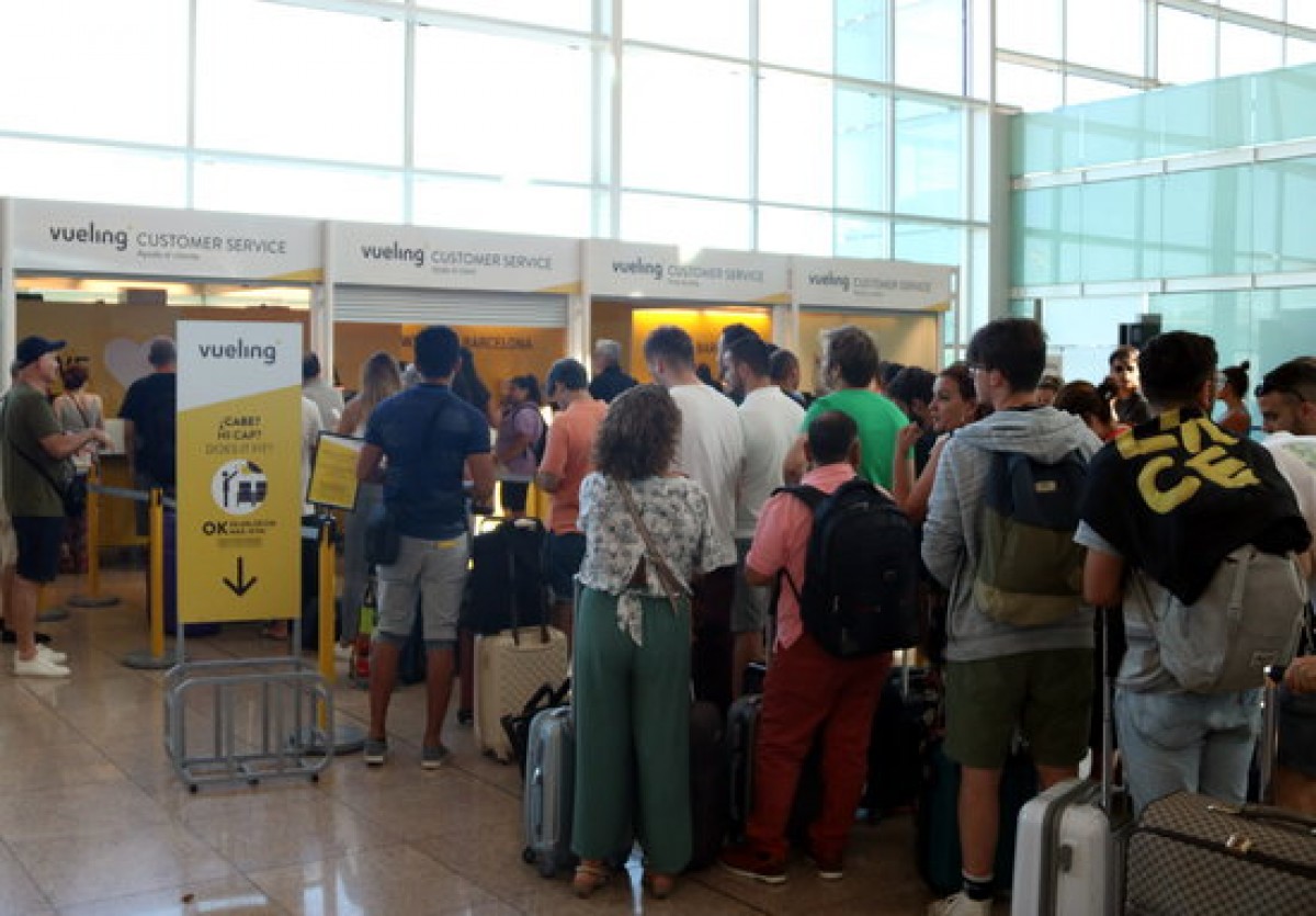 Cues a l'aeroport del Prat per la vaga