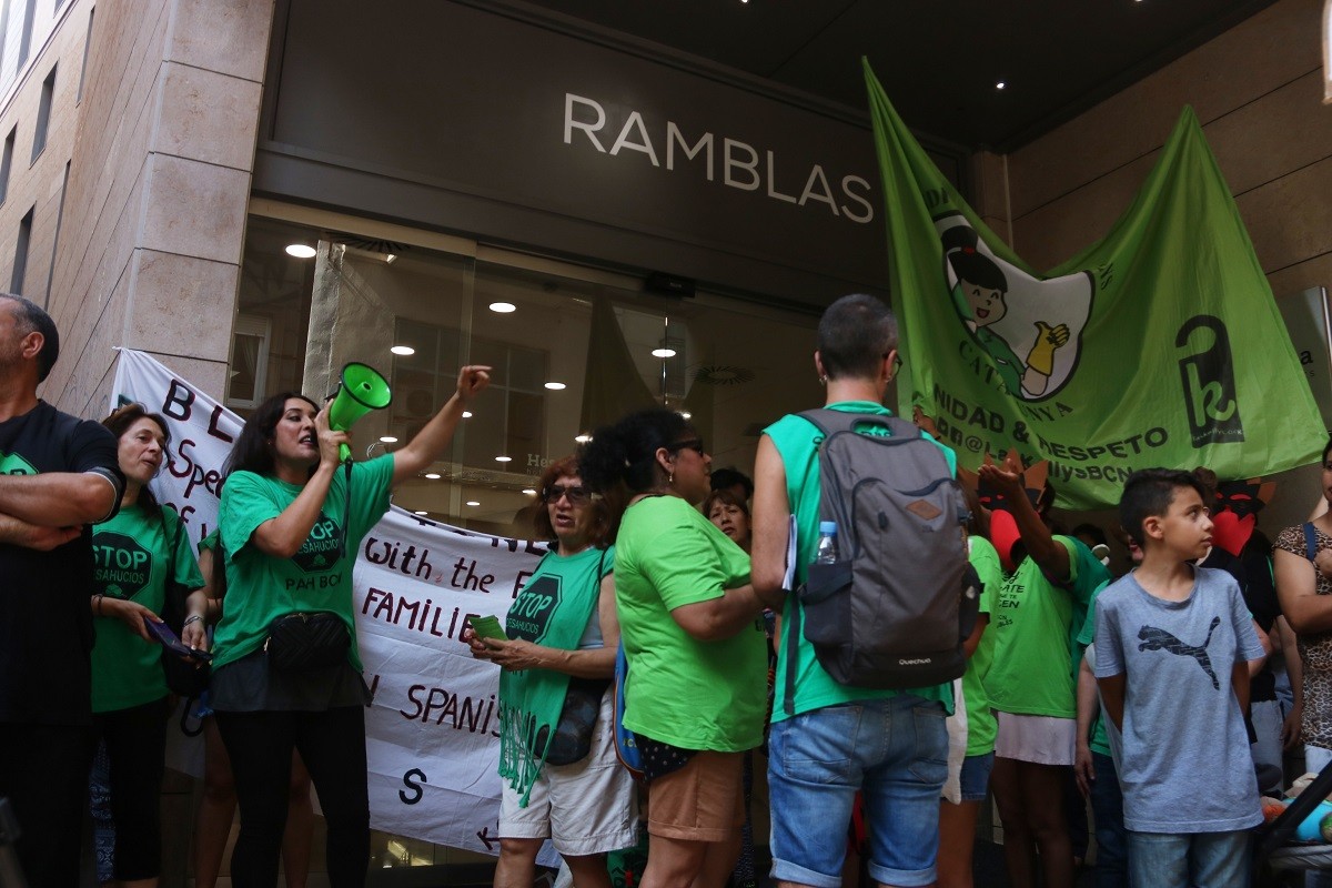 Protesta contra Blackstone davant de l'Hotel Hesperia Barcelona Ramblas.
