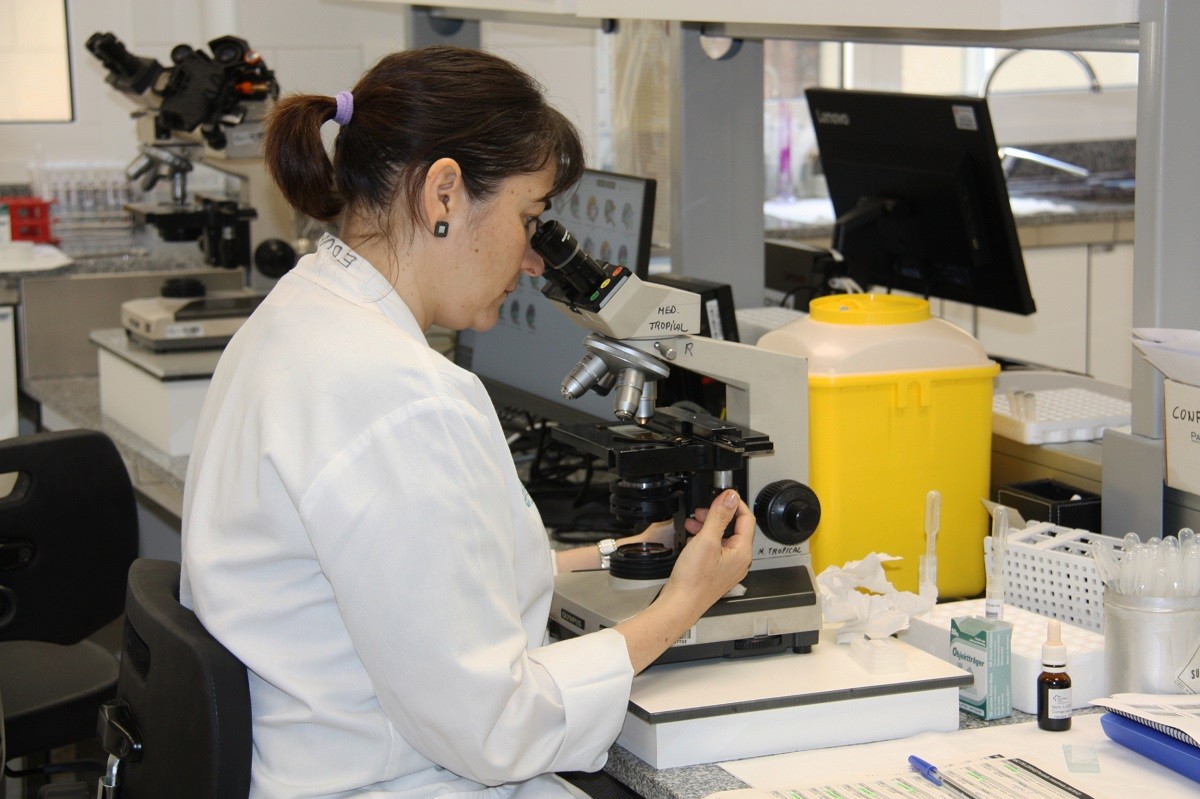 Una infermera analitzant una mostra al laboratori