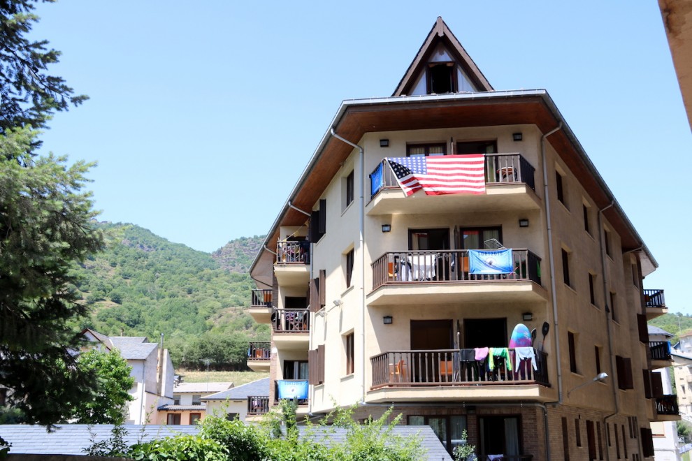 Un bloc d’apartaments turístics amb caiacs als balcons