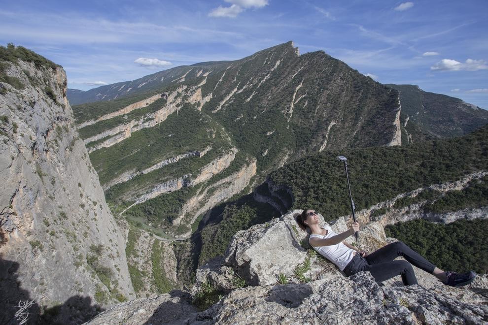 Una senderista es fa un selfie des de Roca Regina