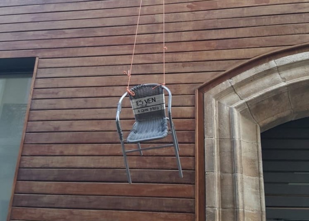 Una cadira penjada aquest matí de la façana de l’edifici del Consell del Jussà