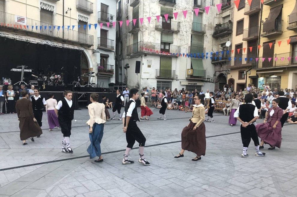 Els Esmolets ballant els rigodons la passada Festa Major
