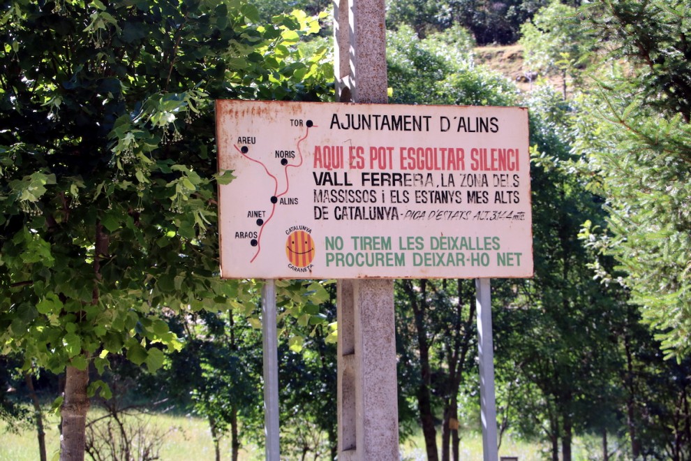 Antic cartell on s'hi pot llegir 'Aquí es pot escoltar silenci' ubicat al poble d’Alins