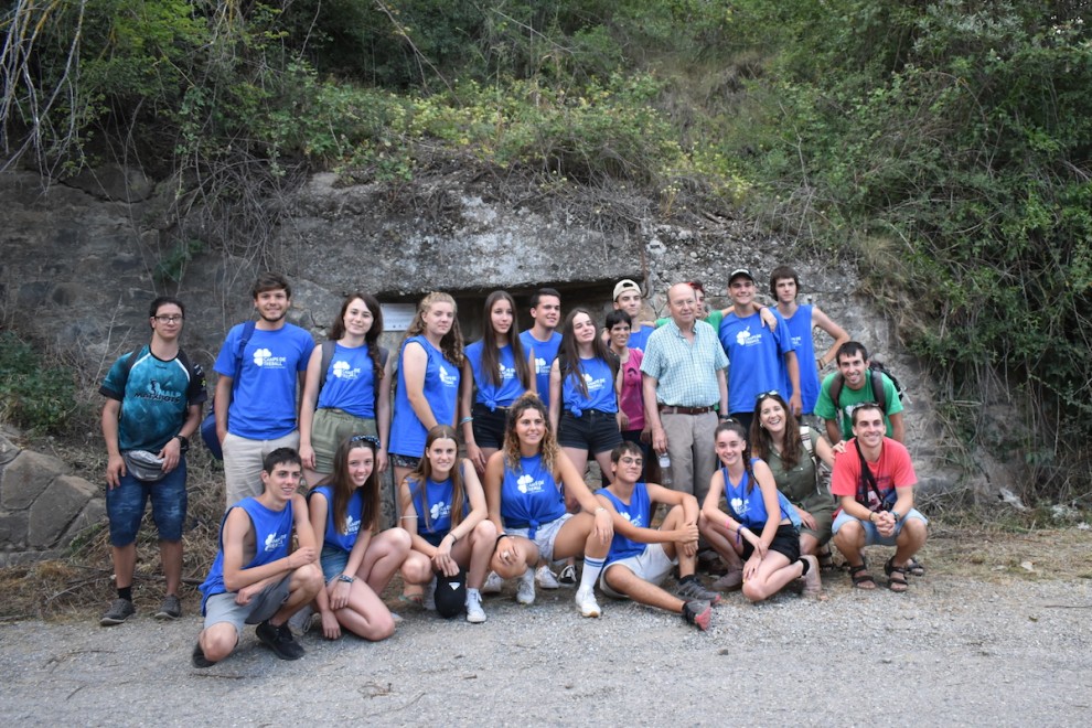 Foto de grup dels joves participants amb l’historiador local Manel Gimeno