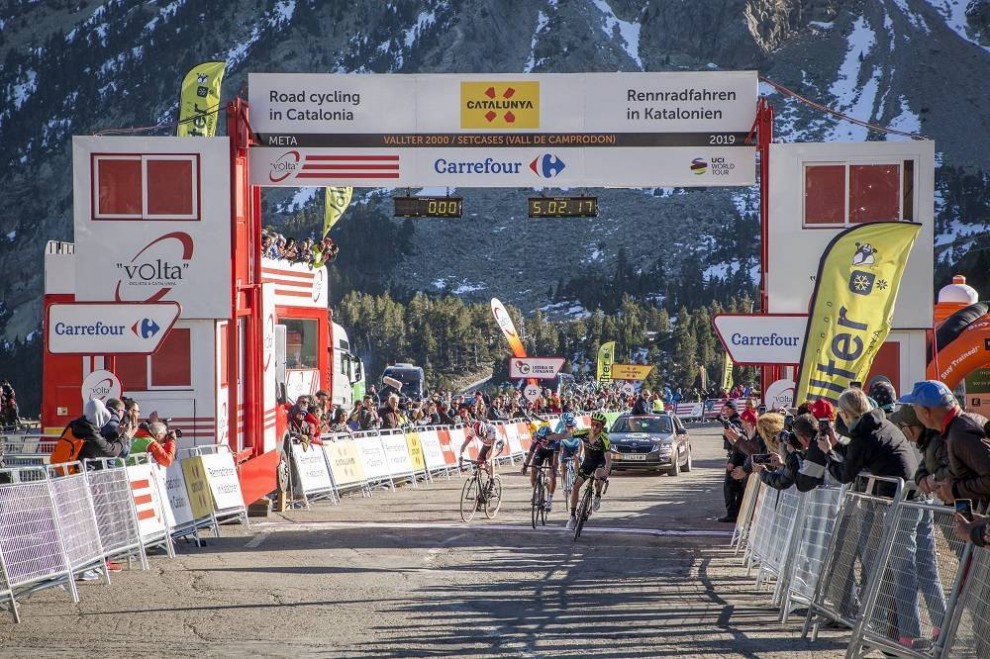 Adam Yates, vencedor en l'última ascens a Vallter 2000 en la 99a  Volta