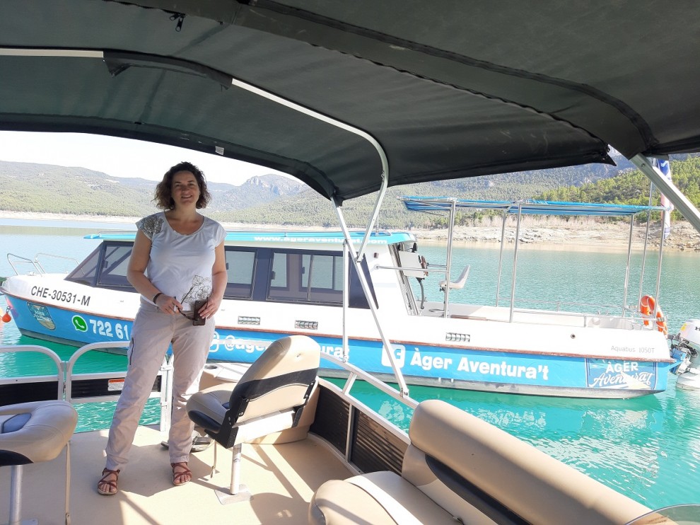 La senadora Sara Vilà en una embarcació al Congost de Mont-rebei