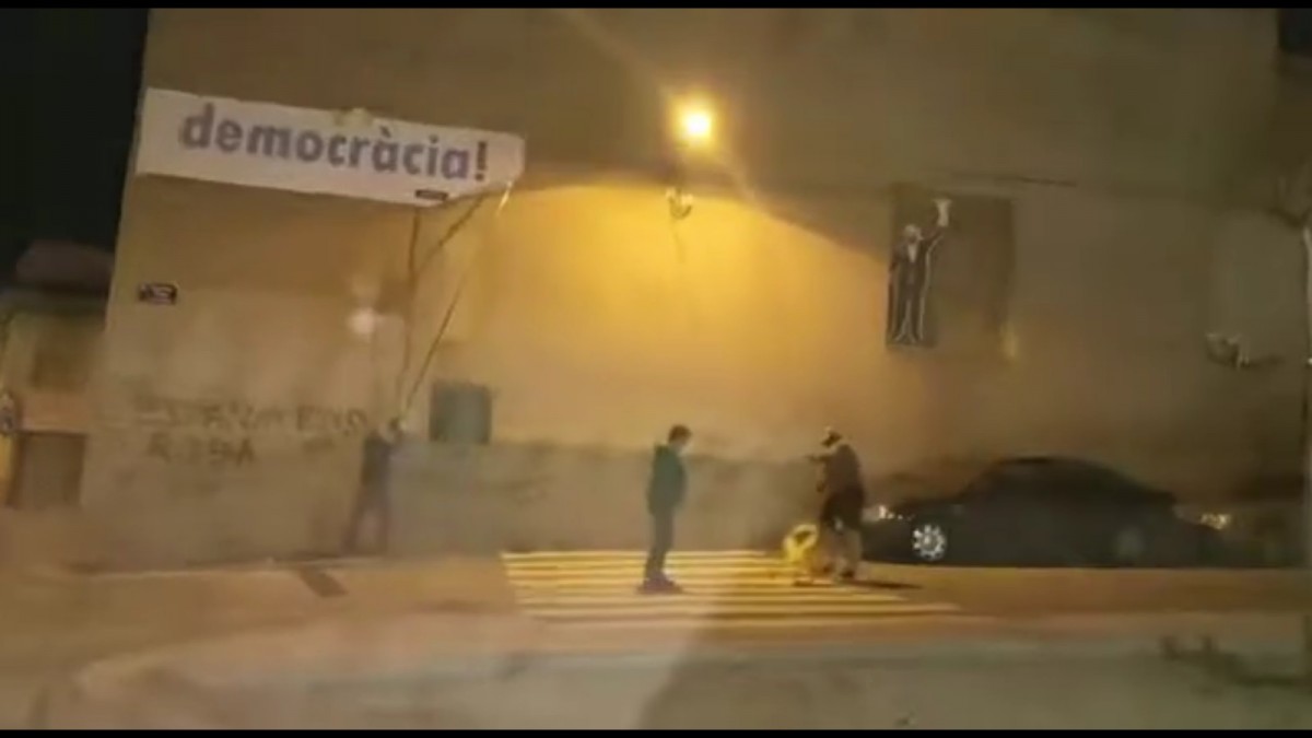 VÍDEO Els espanyolistes fent caure una pancarta sobre la Democràcia