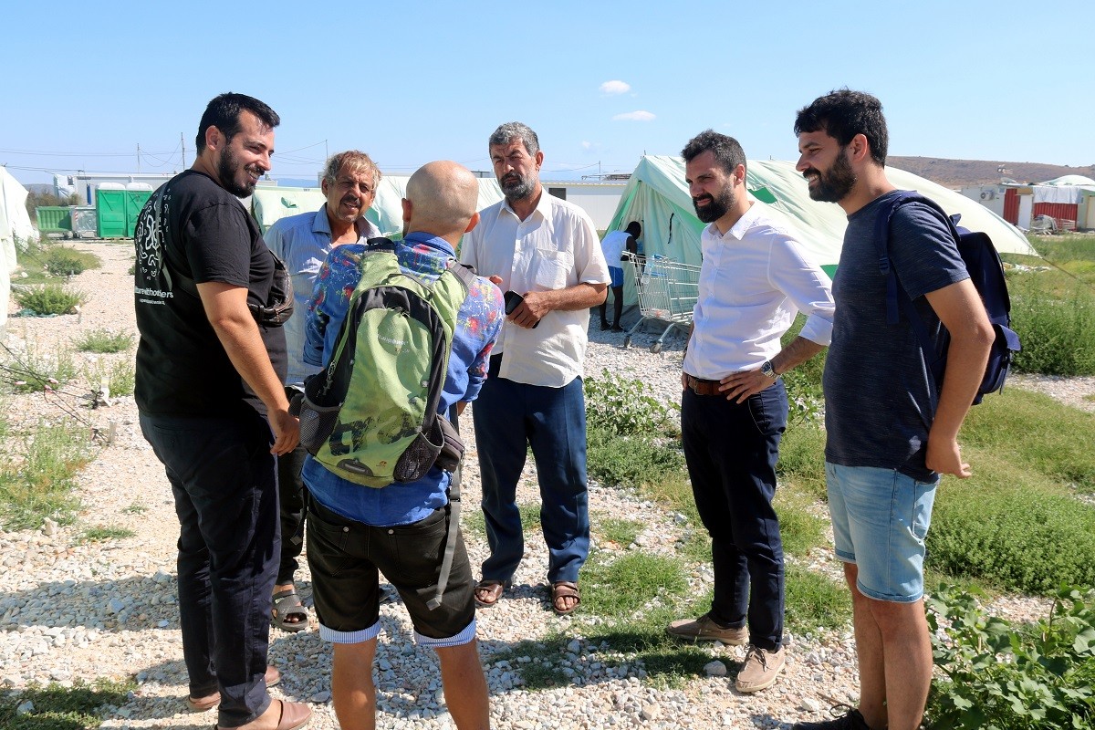 El president del Parlament, Roger Torrent, parla amb un grup de refugiats afganesos al camp de Nea Kabala