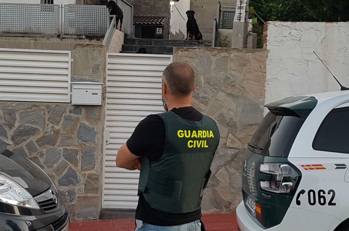 Un agent de la  Guàrdia Civil davant del xalet de la Pobla de Montornès.