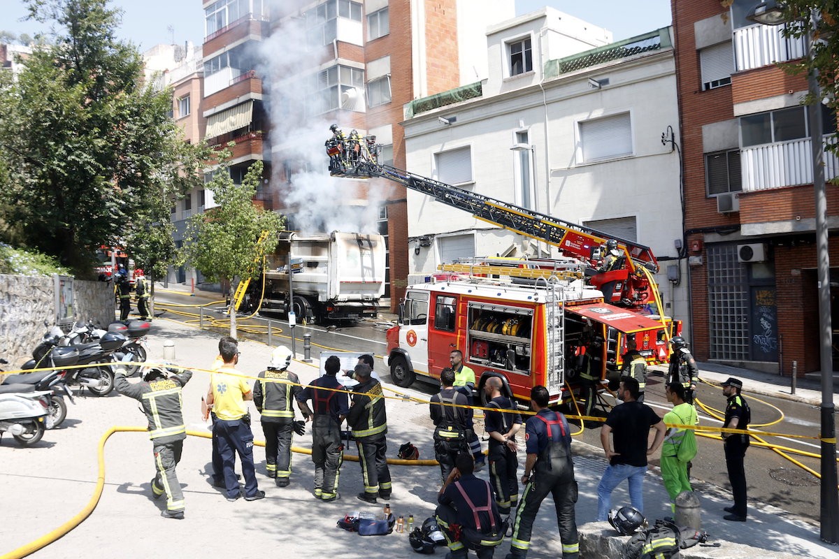 El camió incendiat a la Teixonera de Barcelona