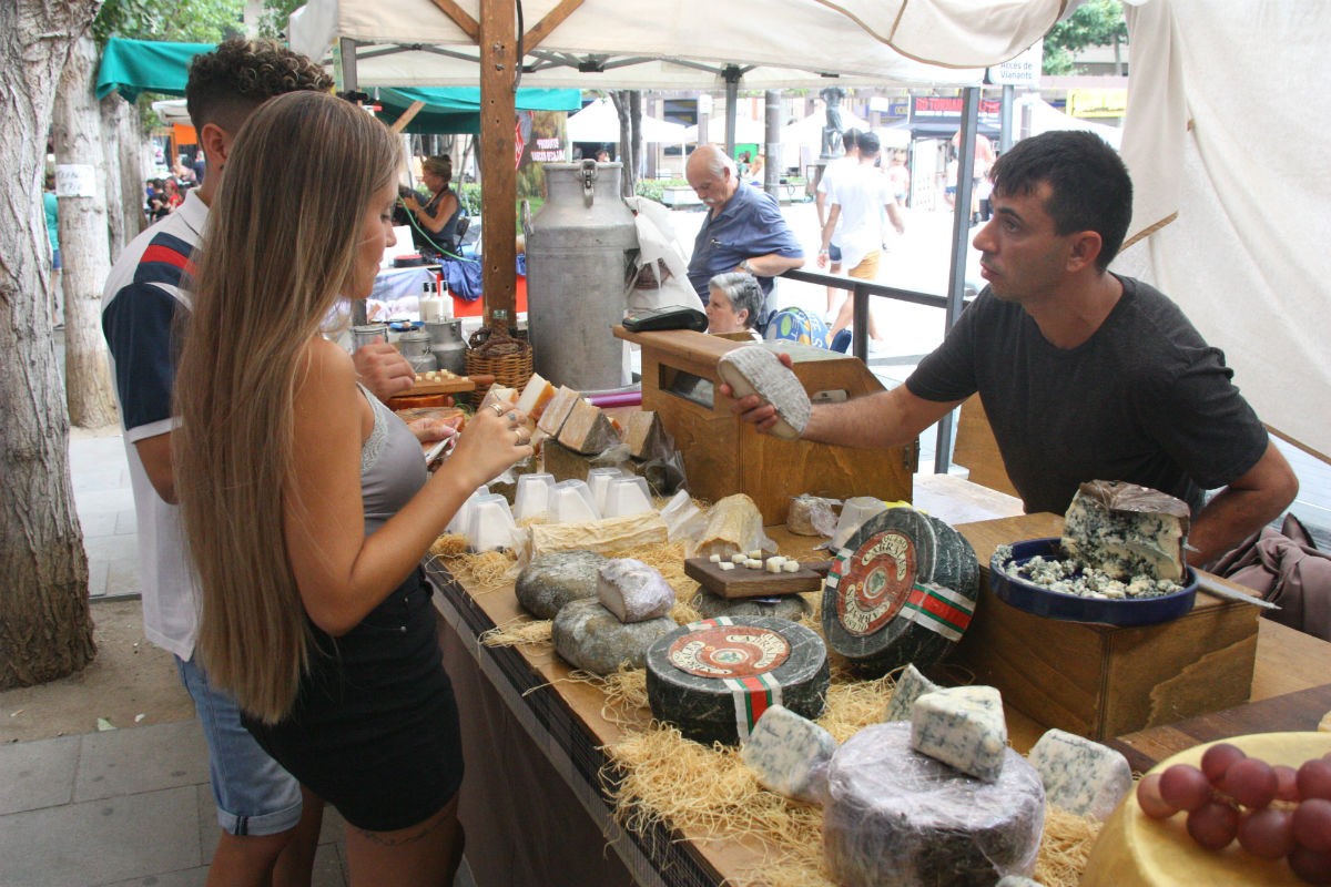 Un venedor de formatges de la Firagost de Valls a la plaça del Pati