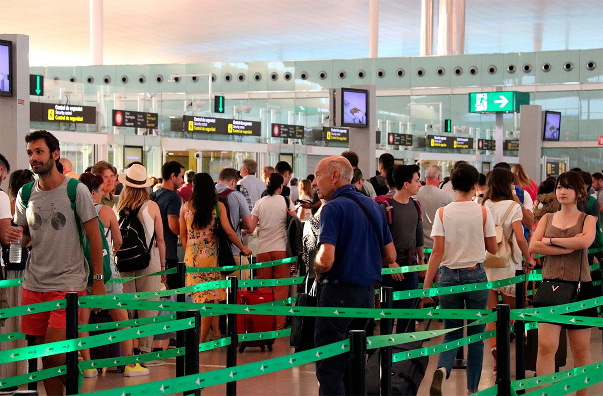 Persones fent cua a l'aeroport Barcelona-El Prat