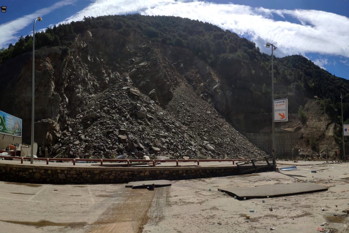 L'esllavissada que ha obligat a tallar la carretera d'accés a Andorra des de Catalunya