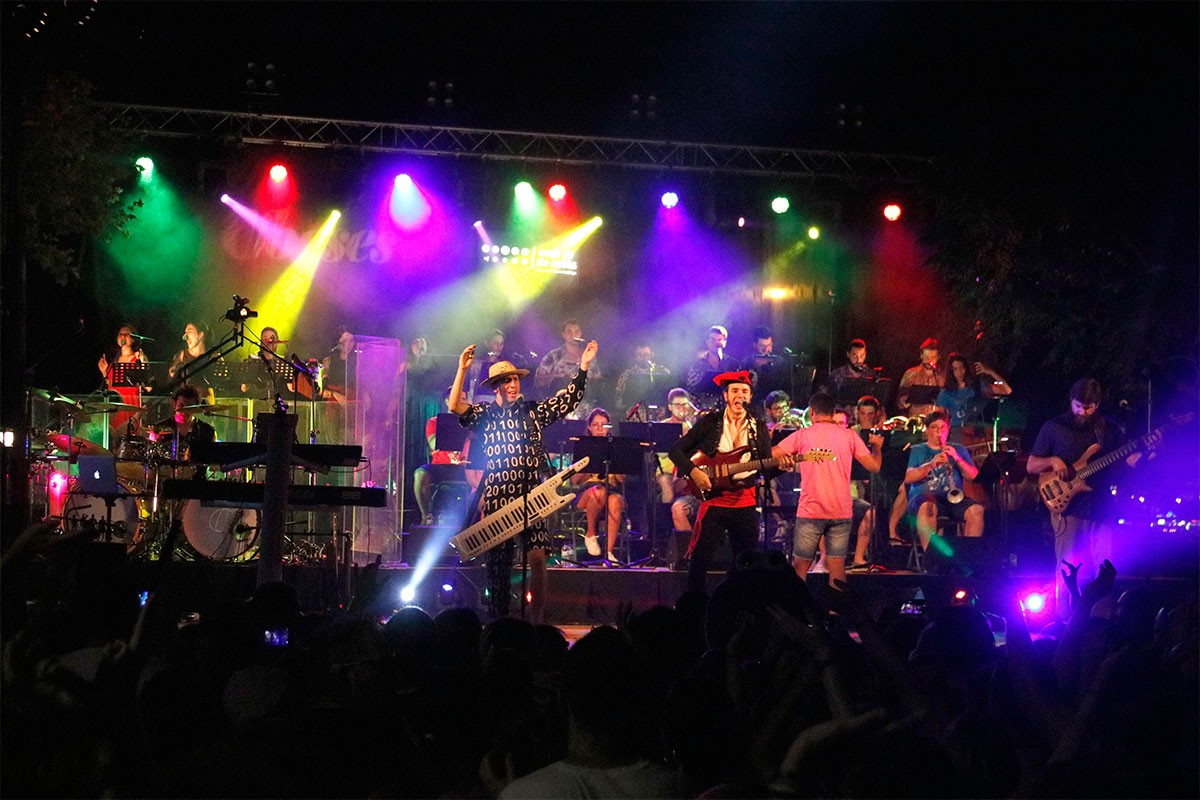 El concert d'Obeses i la Cobla Berga Jove a Palamós, a l'agost. 