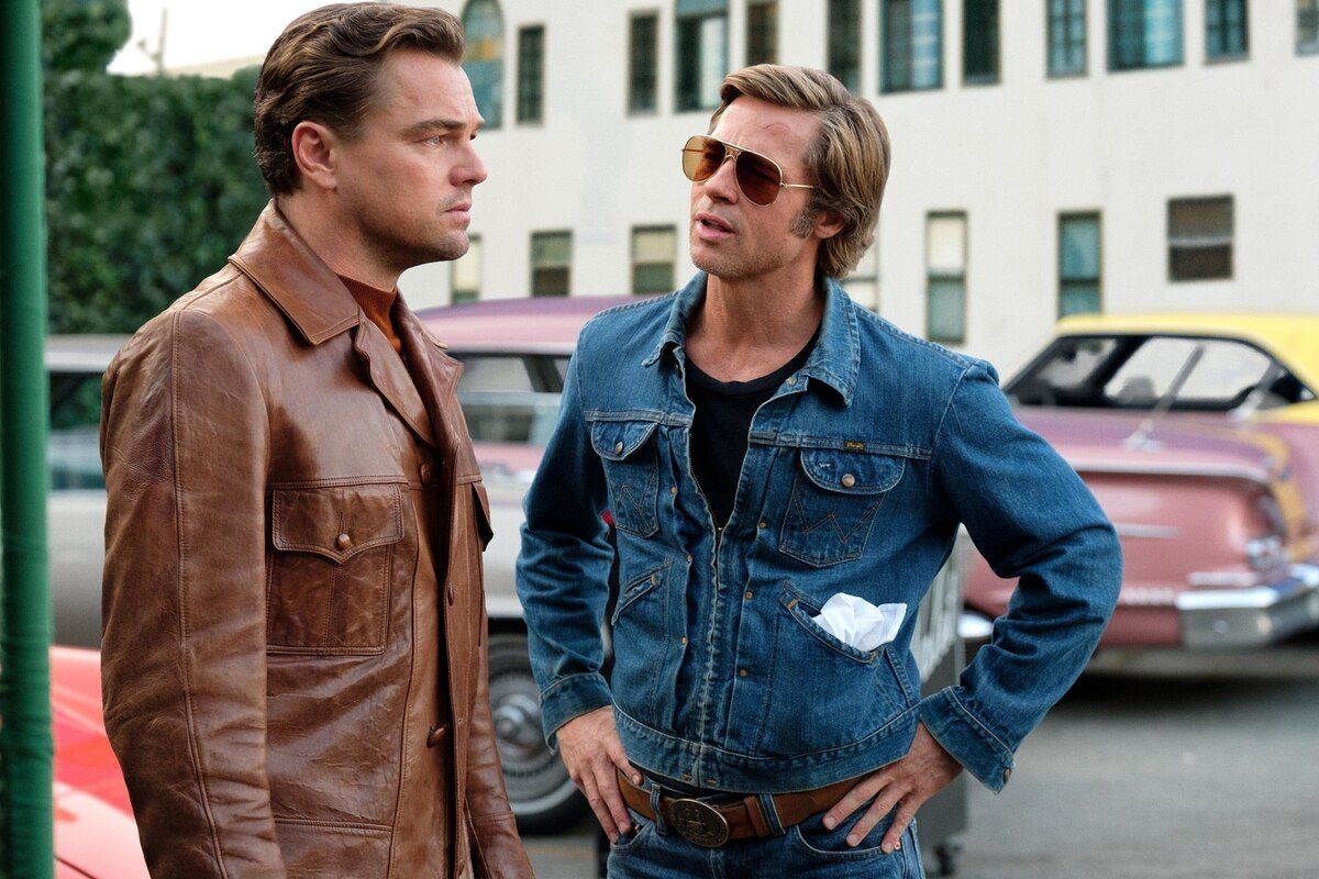 Leonardo DiCaprio i Brad Pitt, en un moment de la pel·lícula