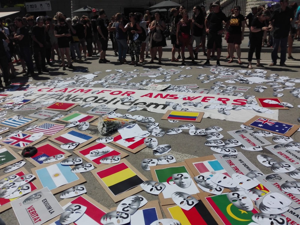 Els manifestants dels CDR han portat banderes de diferents països
