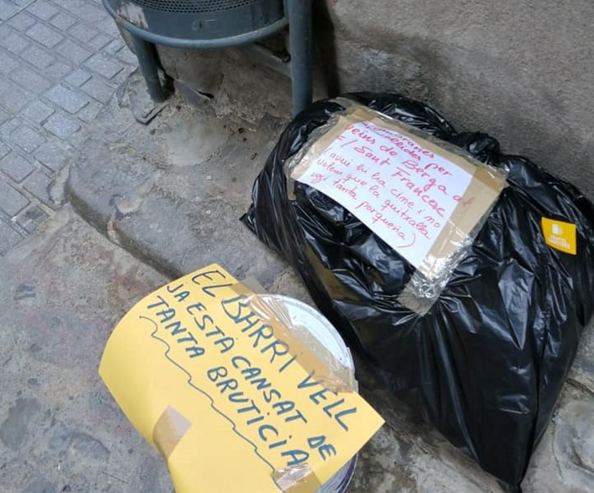 Escombraries amb missatge de protesta al carrer de Sant Francesc.