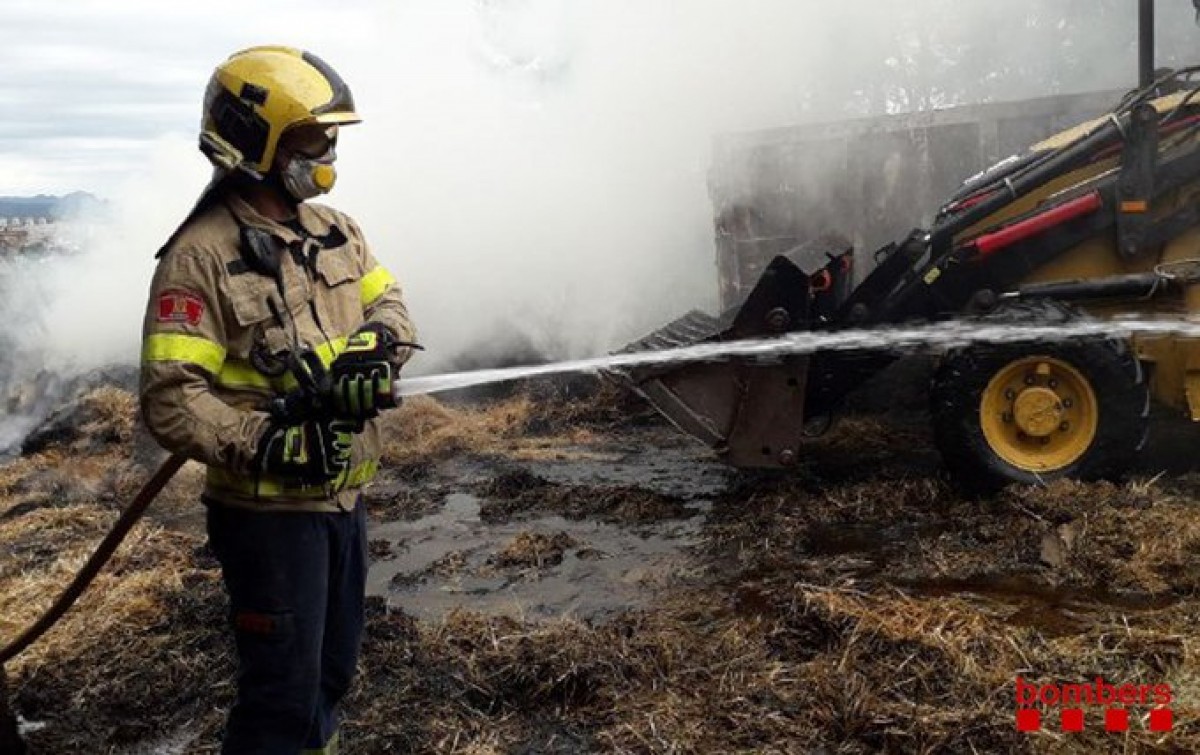 Imatge d'arxiu d'un bomber treballant en l'extinció d'un incendi