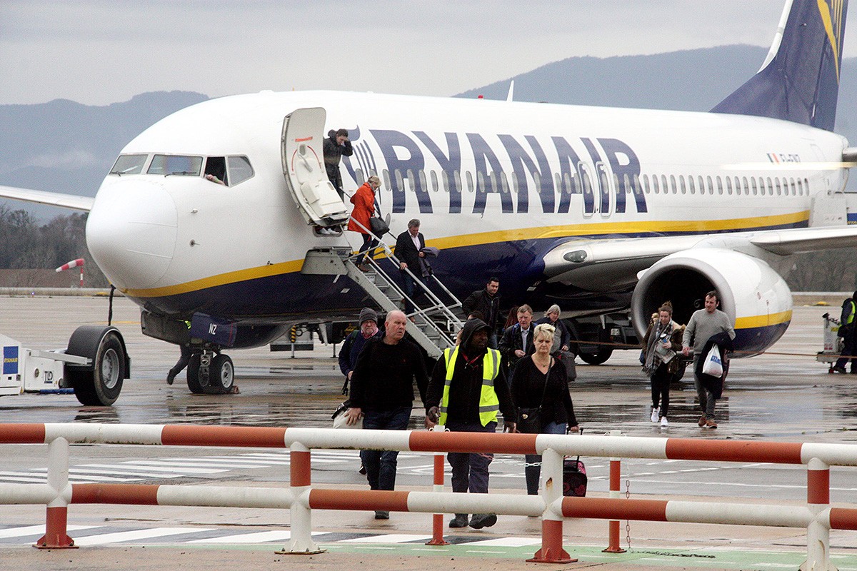 Turistes desembarcant d'un avió de Ryanair a l'aeroport de Girona