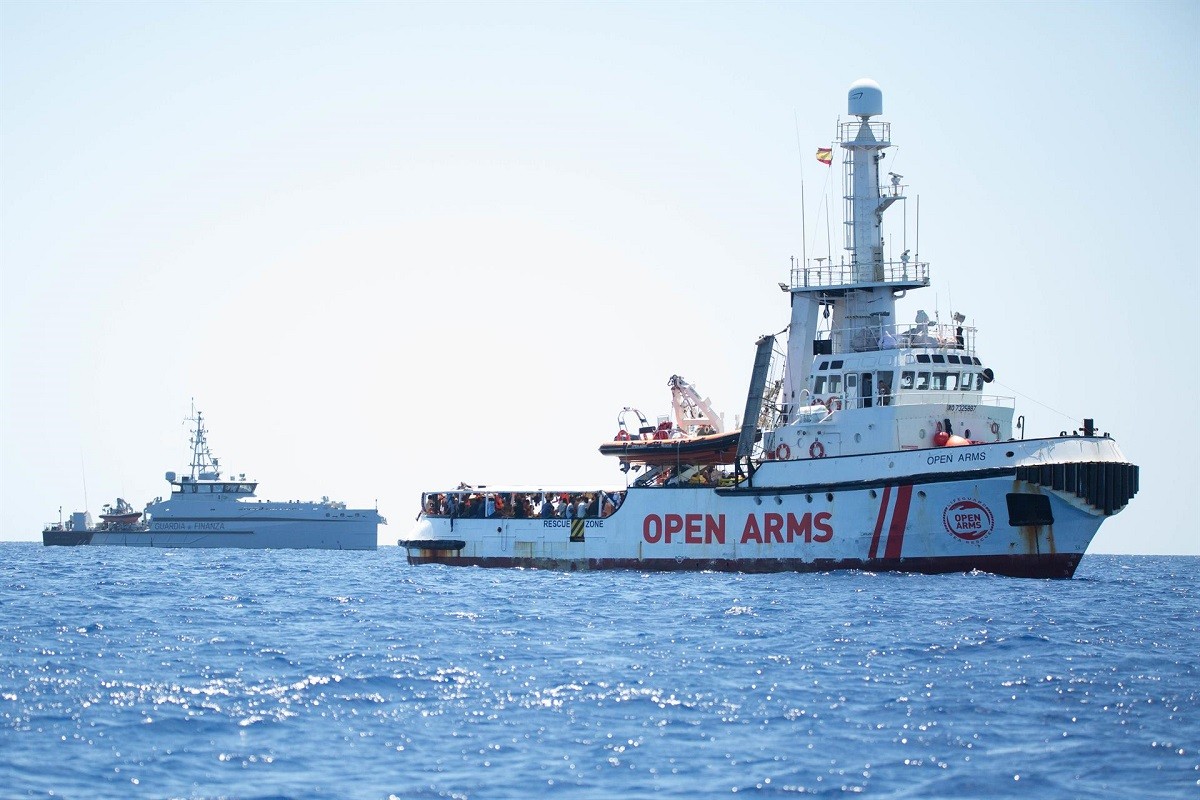 L'Open Arms, fondejant a la costa de Lampedusa a mitjans d'agost.