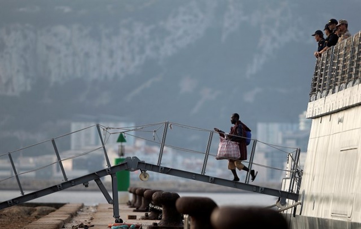 Els migrants baixant del vaixell que els ha dut a Cadis